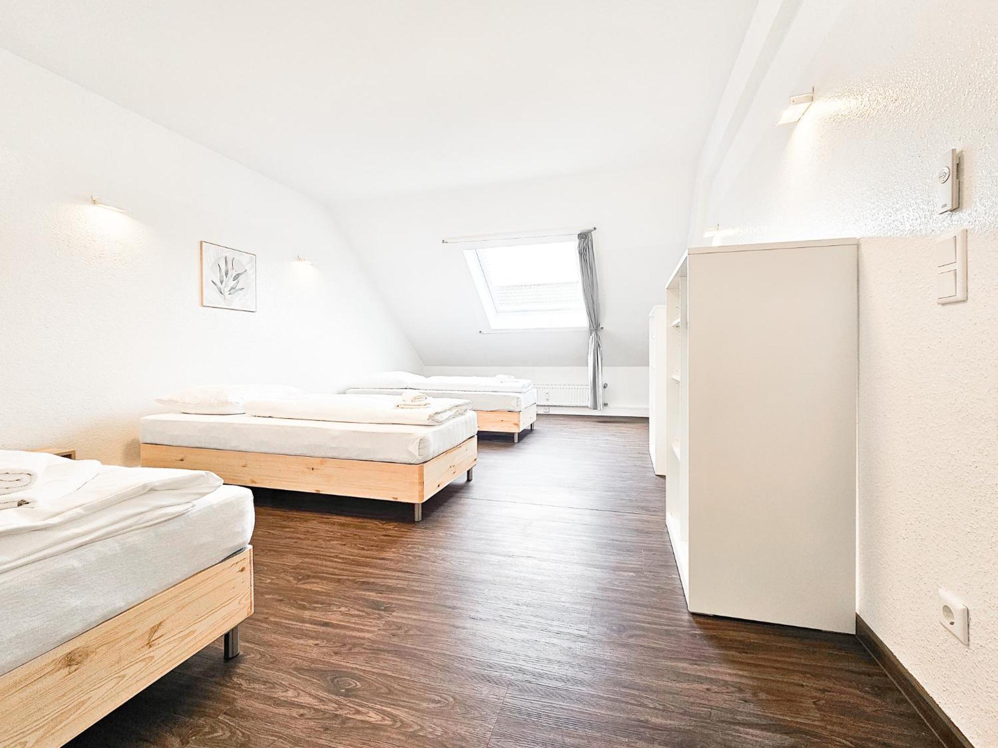Raj Living - City Center Apartments With 5 Rooms - 10 Min Messe Dus Dusseldorf Bagian luar foto