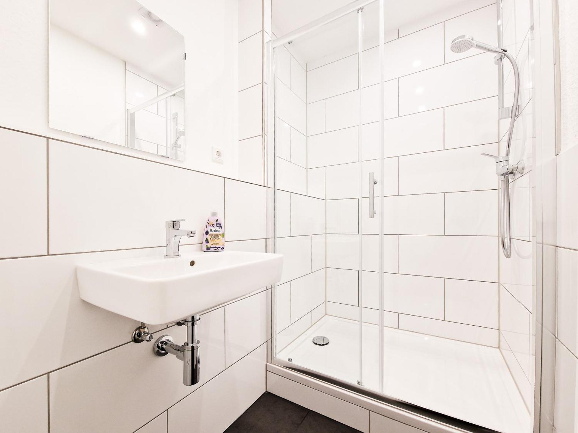 Raj Living - City Center Apartments With 5 Rooms - 10 Min Messe Dus Dusseldorf Bagian luar foto