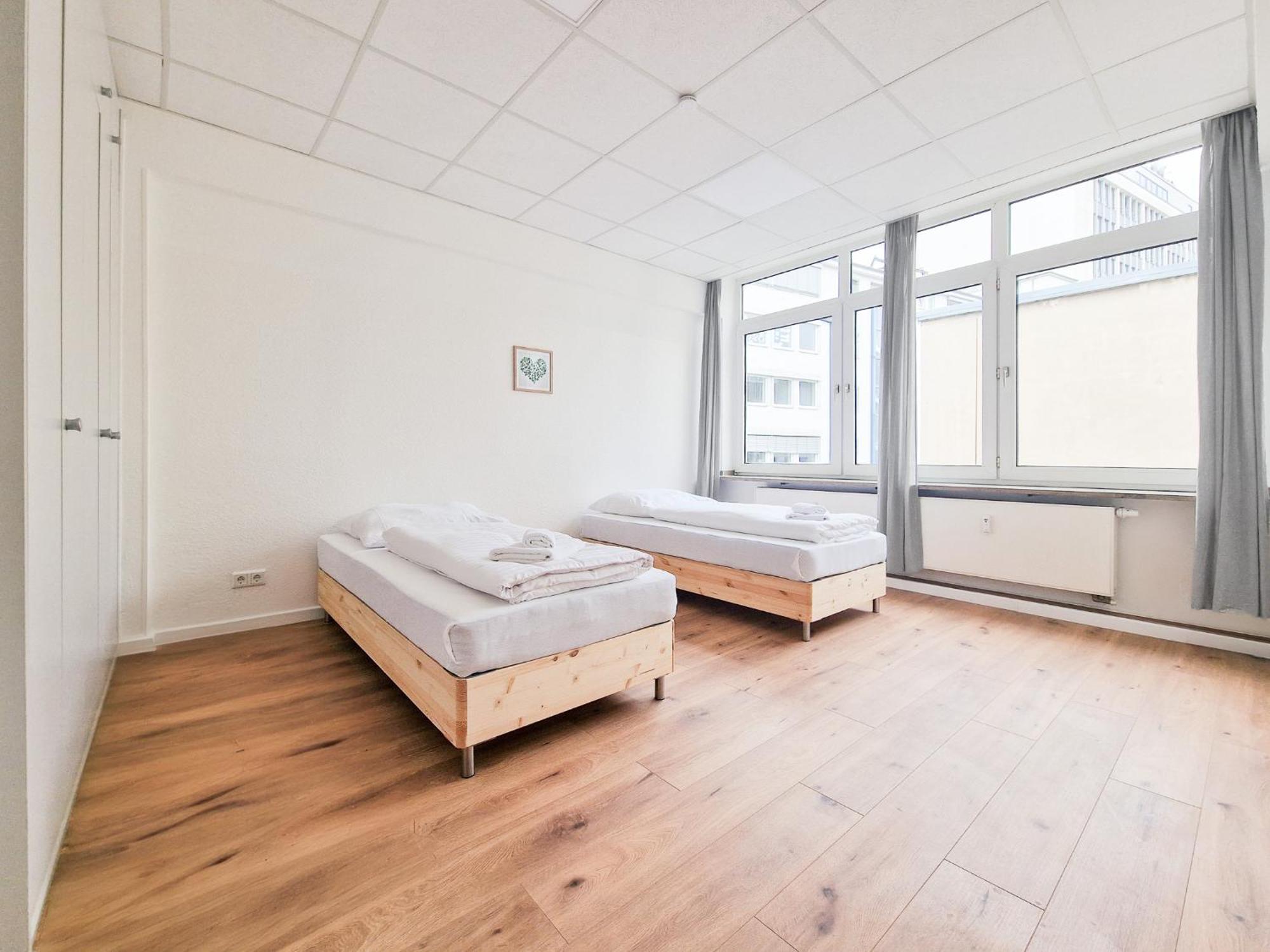 Raj Living - City Center Apartments With 5 Rooms - 10 Min Messe Dus Dusseldorf Bagian luar foto